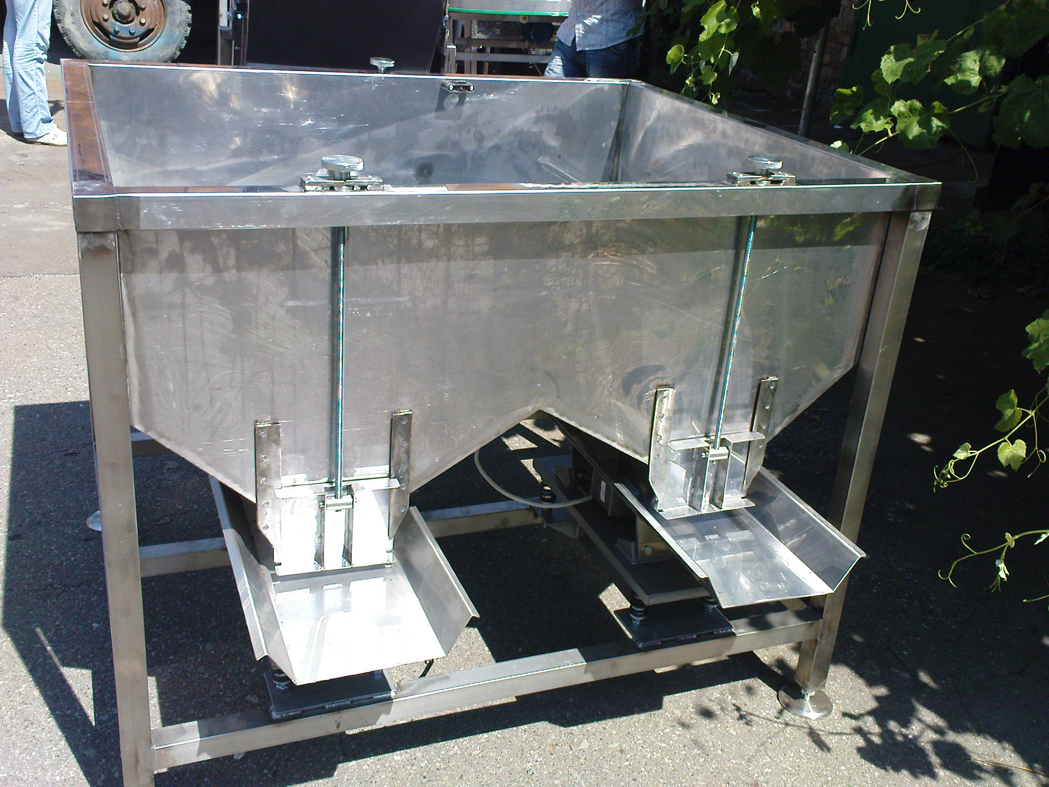 Stationary bunker for bulk loads