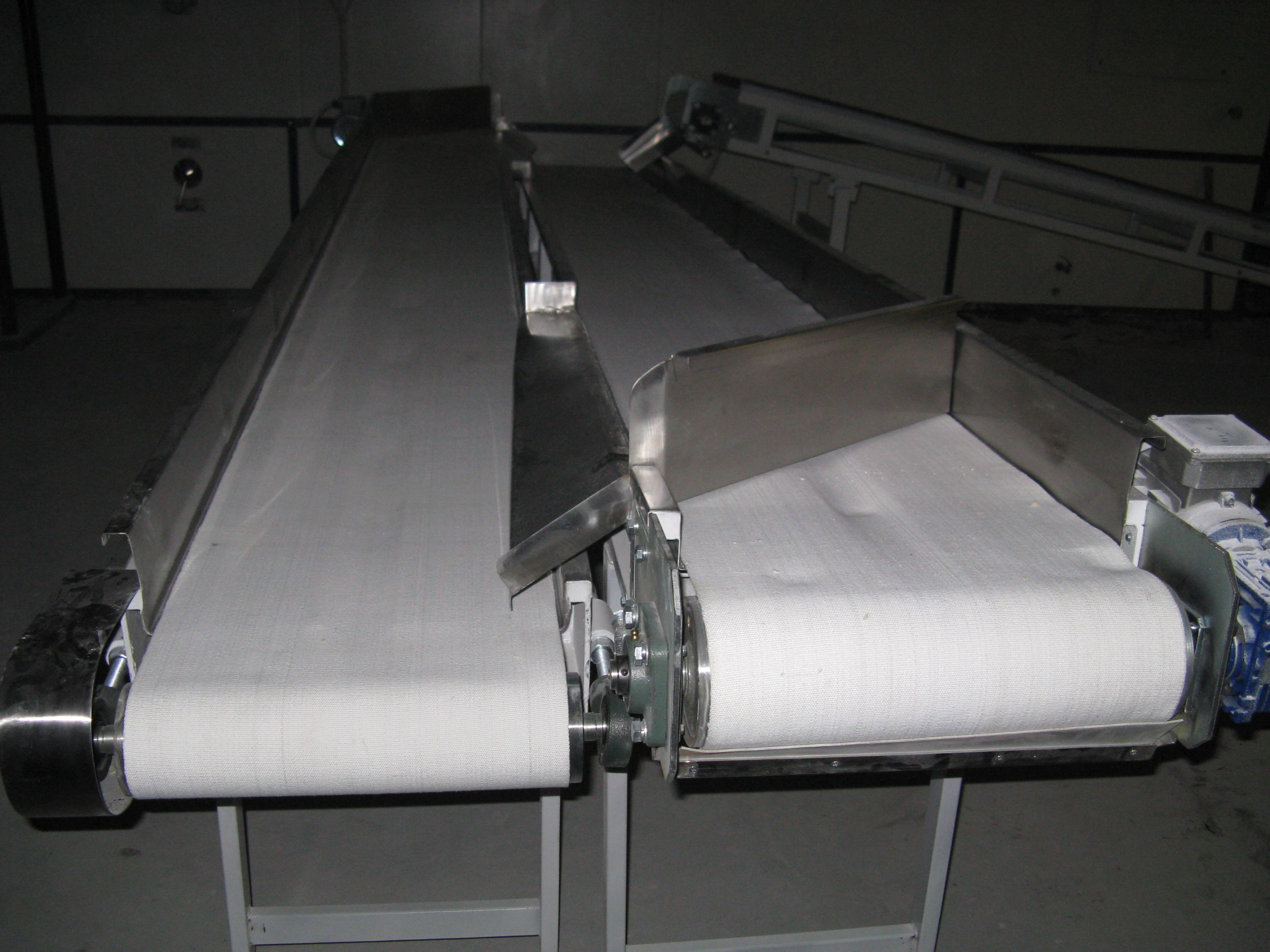 Replacing a conveyor drum bearing unit