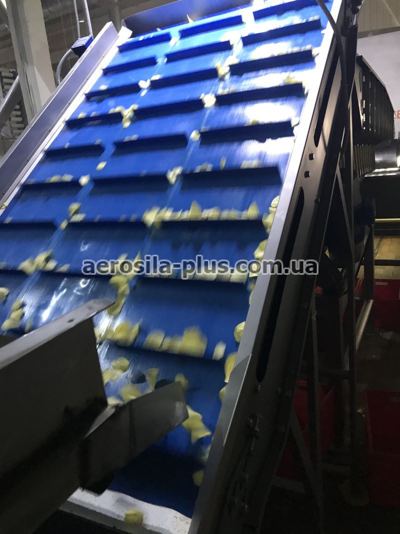 Slat conveyor on a packaging line