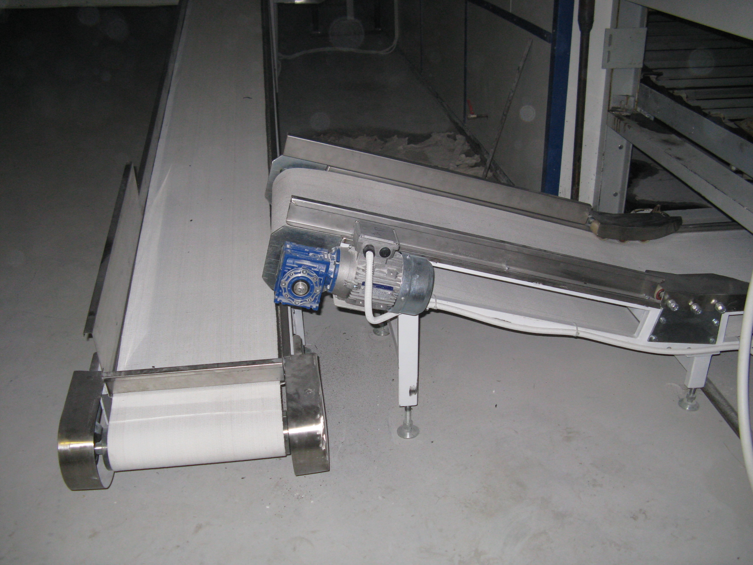 Belt conveyor transport in a production workshop