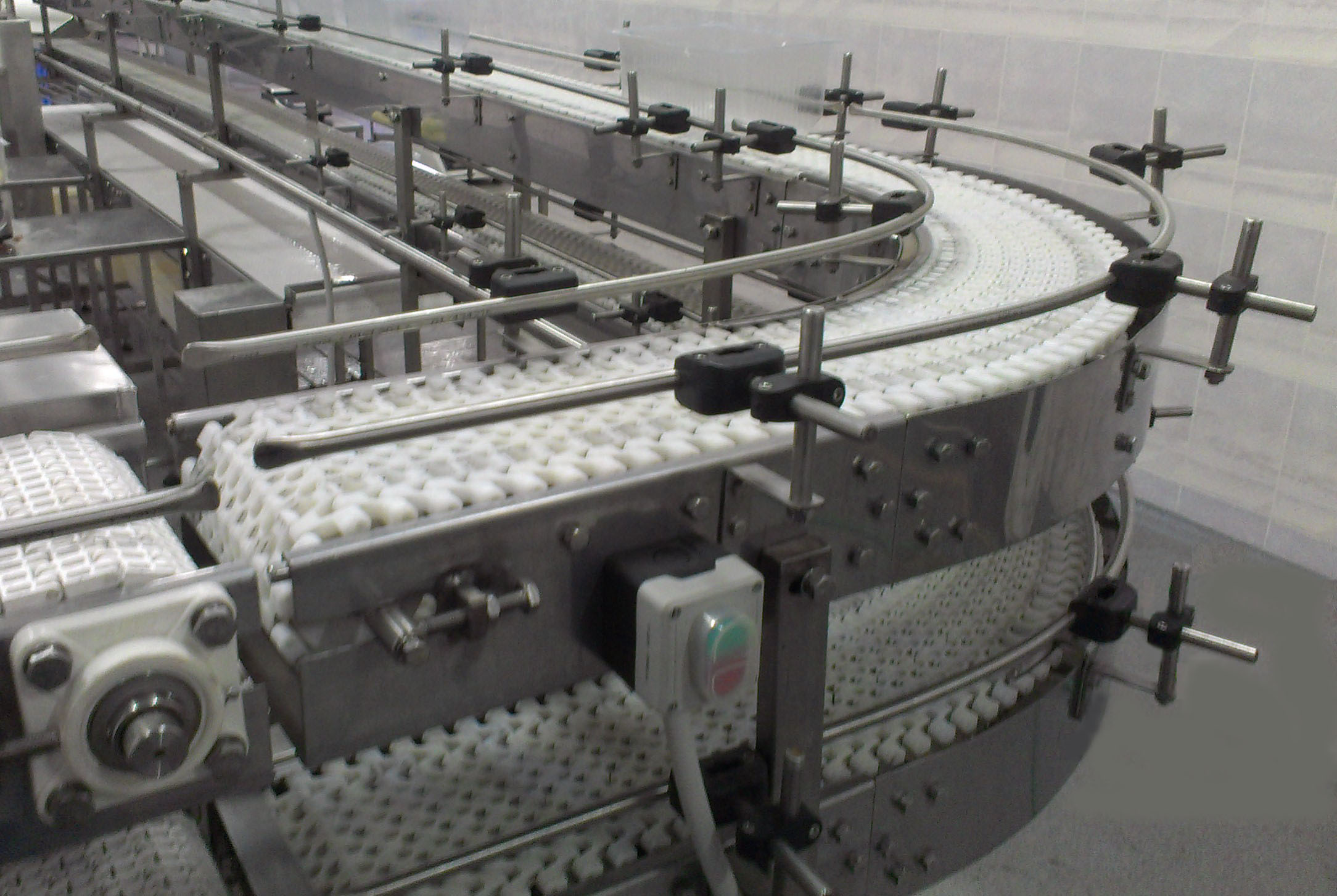 Conveyor for unit loads on a modular belt