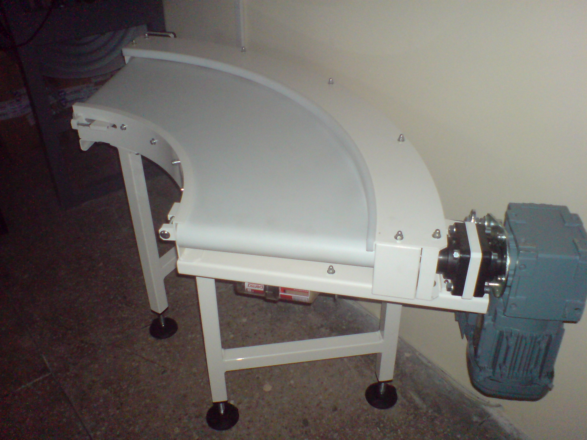 Turning conveyor for changing the transport route direction