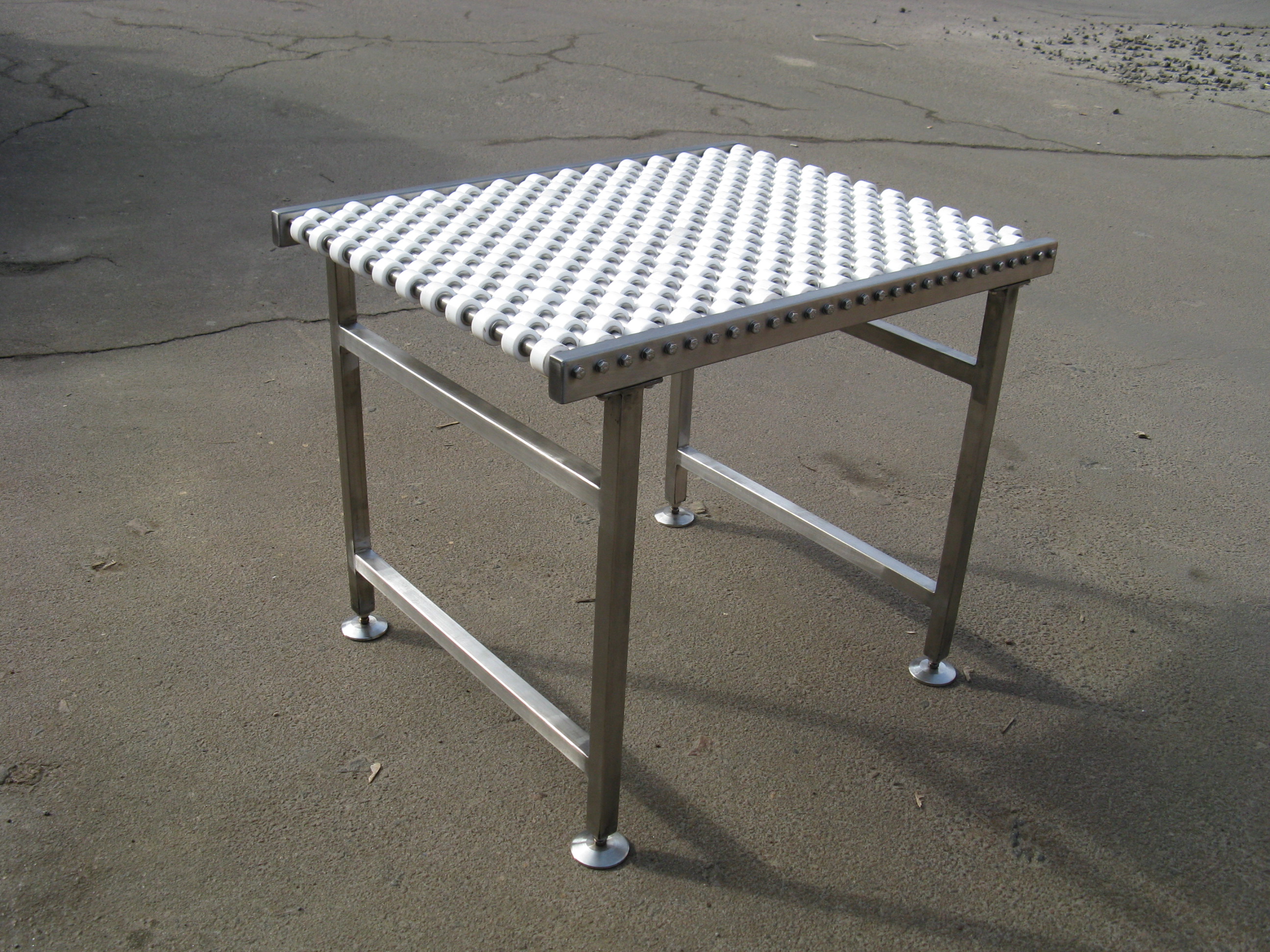 Roller conveyor for unit loads