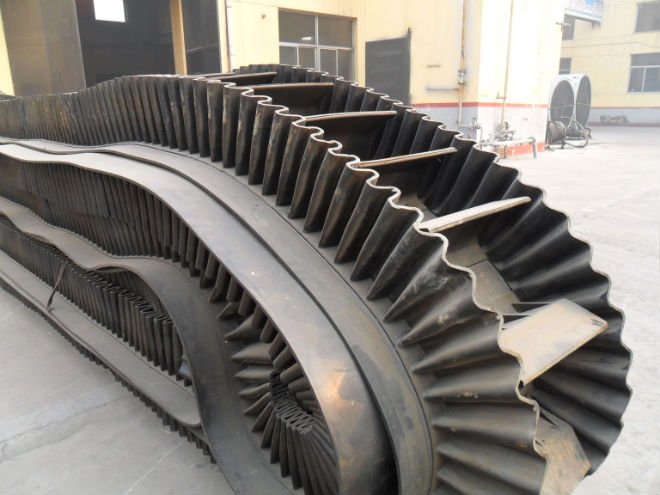PVC and polyurethane conveyor belt for a food line